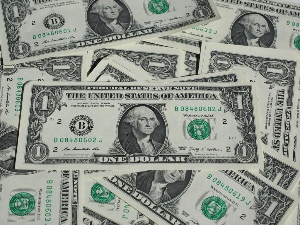 pilha de dolares representando uma reserva de emergência