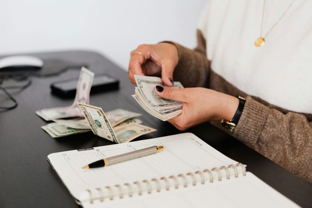 mulher organizando suas finanças pessoais por meio da regra 50-30-20