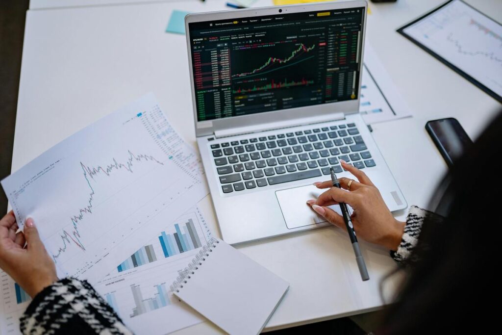 Comerciante analisando se vai compensar montar estoque ou não depois da decisão do Copom em relação a taxa Selic.